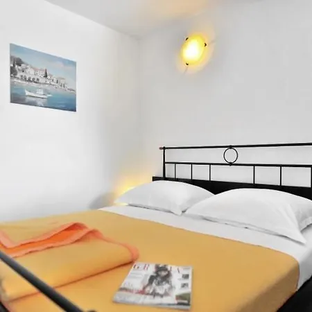 Studio 4 Two Apartment